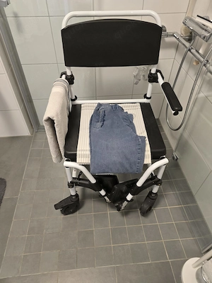Aufrichtlifter neu wertig dazu Toilettenstuhl geschenkt.
