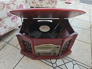 Retro Stereoanlage mit CD-Player und Radio Plattenspieler