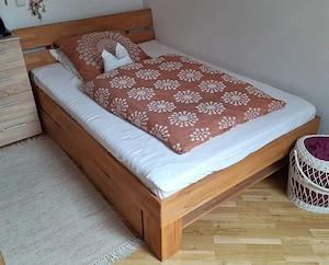 Verkaufe Neuwertiges Massivholzbett 200x140 mit 2 Schubkästen