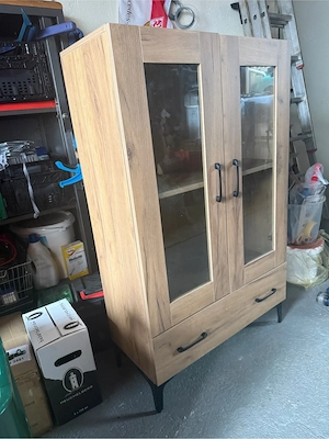 Vitrine mit Glasfront