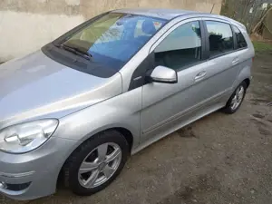 Mercedes-Benz B 180 B 180-MODELL 2011-NAVI-PDC-ALLWETTERREIFEN-SCHECKHEFT-TOP ZUSTAND