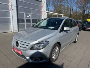 Mercedes-Benz B 180 *1.HAND+SCHECKHEFT+ALLWETTER+AHK+KAMERA*