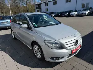 Mercedes-Benz B 180 *1.HAND+SCHECKHEFT+ALLWETTER+AHK+KAMERA* Bild 3
