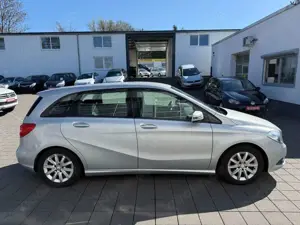 Mercedes-Benz B 180 *1.HAND+SCHECKHEFT+ALLWETTER+AHK+KAMERA* Bild 4