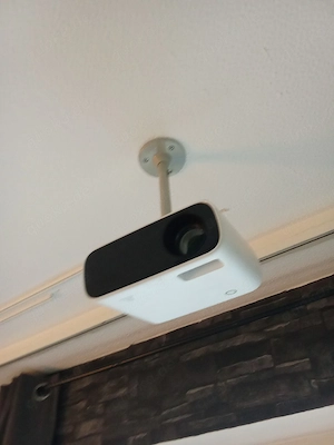 Beamer mit Wandhalterung 