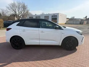 Opel Grandland Ultimate Plug-in-Hybrid Bild 3