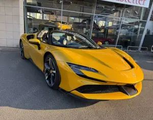 Ferrari SF90 Spider Lift*Carbon*Racing Sitze*Kamera*LED