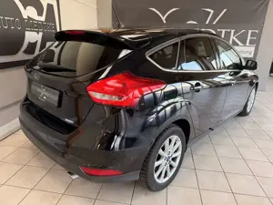 Ford Focus Lim. Titanium/Automatik/Sitzhz./Navi/PDC/ Bild 4