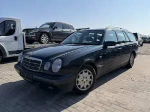 Mercedes-Benz E 200 E-Klasse T Classic Klimaauto AHK Radio/CD