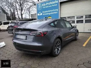 Tesla Model 3 Bild 2