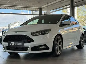 Ford Focus Limousine ST/RECARO/1-HAND/LED/SHZ/SPORT