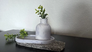 Tablet mit Vase Kerzenhalter Weiß lila