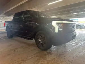 Ford F 150 F150 Lightning Lariat grosse Batterie im Vorlauf