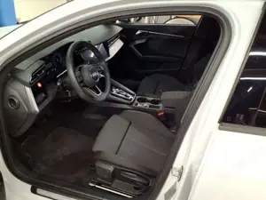 Audi A3 Limousine 35 TDI S tr LED FLA KeyLess LM Bild 4