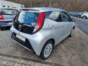 Toyota Aygo x-play-AUTOMATIK-NAVI-RÜCKFAHRKAMERA-SCHECKHEFT Bild 3