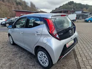 Toyota Aygo x-play-AUTOMATIK-NAVI-RÜCKFAHRKAMERA-SCHECKHEFT Bild 4