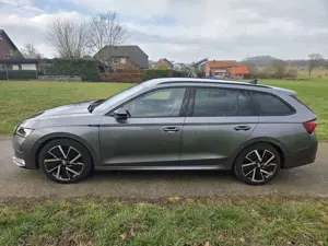 Skoda Octavia 1.5 TSI / 110 kW / Automatik / Sportline / Head-Up / DAB / Kamera