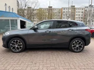 BMW X2 sDrive 18i Aut*HuD*LED*NAVI*SHZ*PDC*KAM*AHK* Bild 2