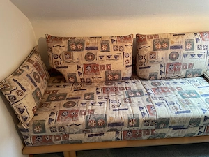 Couch mit Bettfunktion bunter Stoff und beige Stoff Couch mit Stauraum zu verkaufen