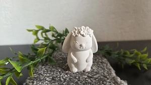 Hase mit Blumenkranz 