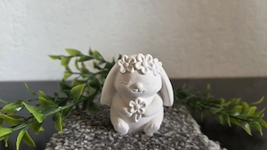 Hase mit Blumenstrauß