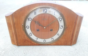 Alte Junghans Tischuhr Modell W277   Läuft   inkl. Schlüssel