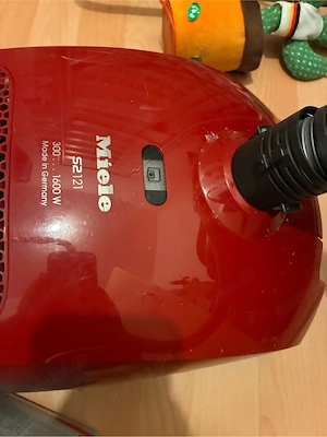 MIELE S2121 Staubsauger (1600W) + 4 NEUE Ersatzbeutel!