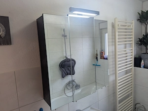 Moderner Badezimmer-Spiegelschrank mit LED-Beleuchtung & Steckdose und Unterschrank