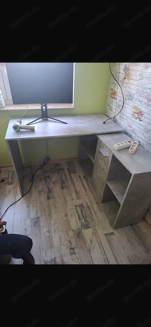 Bürotisch für Jugendzimmer in sehr guten Zustand 