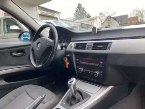 BMW 318 3-er 318i Lim.*SEHR GEPFLEGT*TEMPOMAT*SITZH.*PDC Bild 5