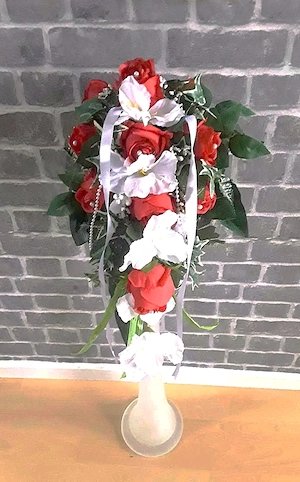 Brautstrauß ,groß mit roten Seidenrosen, Blüten und Blätter