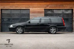 Volvo V70 T5 R AWD Autom. 241PS | AHK | Standheizung Bild 2