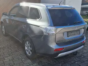 Mitsubishi Outlander 4WD mit Anhängerkupplung Bild 3