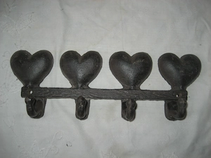 massive Wandhaken Wand-Garderobe mit Herzen aus Gusseisen