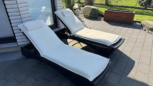 2x Rattanliegen für außen, schwarz, dicke Auflagen zu verkaufen