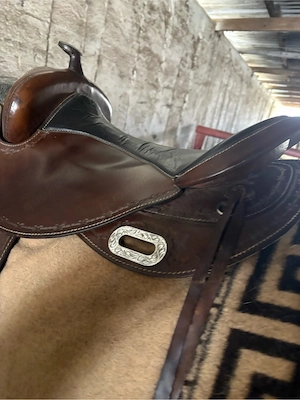 Westernsattel für breite Pferde 