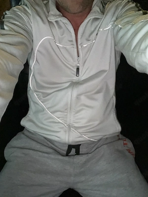 Riesenlatte bietet Mitfahrt an im Naked Taxi