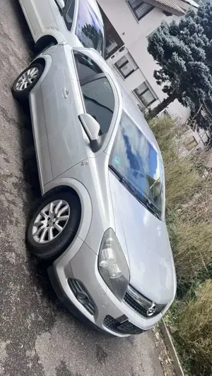 Opel Astra GTC 1.4 Navigation Edition 111 Jahre Bild 2
