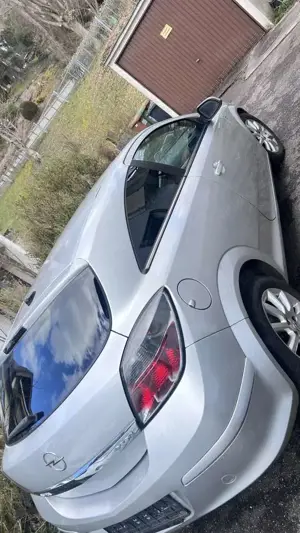 Opel Astra GTC 1.4 Navigation Edition 111 Jahre Bild 4