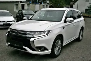 Mitsubishi Outlander PHEV Plus 4WD+Xenon+360°+AHK+PDC+Leder