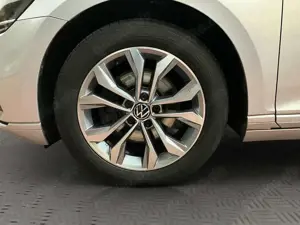 Volkswagen Passat Variant 2.0 TDI DSG Business AHK Navi ACC Bild 2
