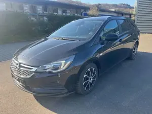 Opel Astra Edition 8-Fach-Bereifung