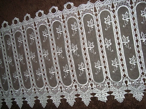 Neue Plauener Spitze Scheibengardine