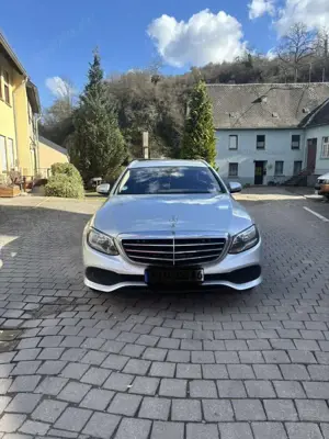Mercedes-Benz E 220 d T 9G-TRONIC