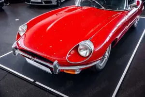 Jaguar E-Type 4.2 Serie II 2+2*Historie*Schalter* Bild 2