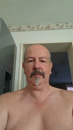 Suche Frau die Zährtlichkeiten und Sex braucht