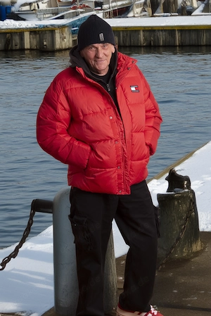 Weltoffener Mann bietet Sicherheit & Herz an junge Frau.