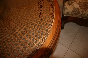 Cippendale Tisch mit Rohrgeflecht und Glasplatte Bild 5