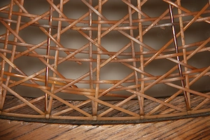 Cippendale Tisch mit Rohrgeflecht und Glasplatte Bild 8