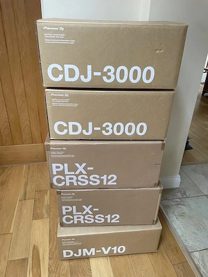 Pioneer CDJ 3000 (2x), Pioneer PLX-CRSS12 (2x), Pioneer V10 Mixer